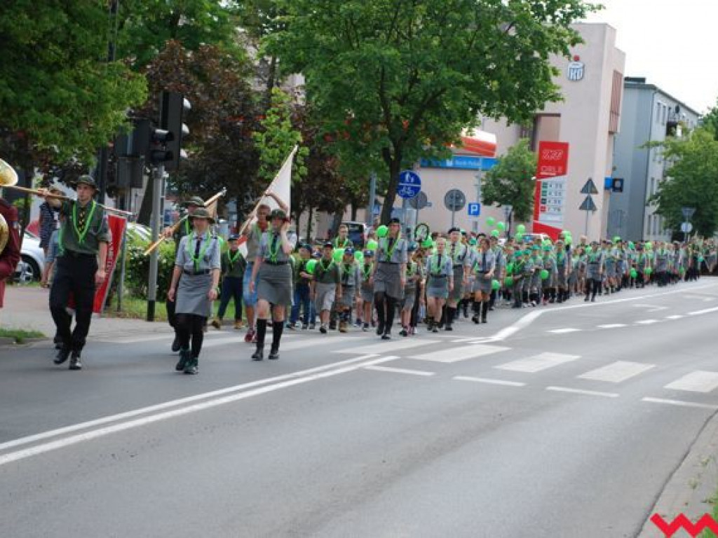 Uroczysty przemarsz skautów ulicami Wrześni