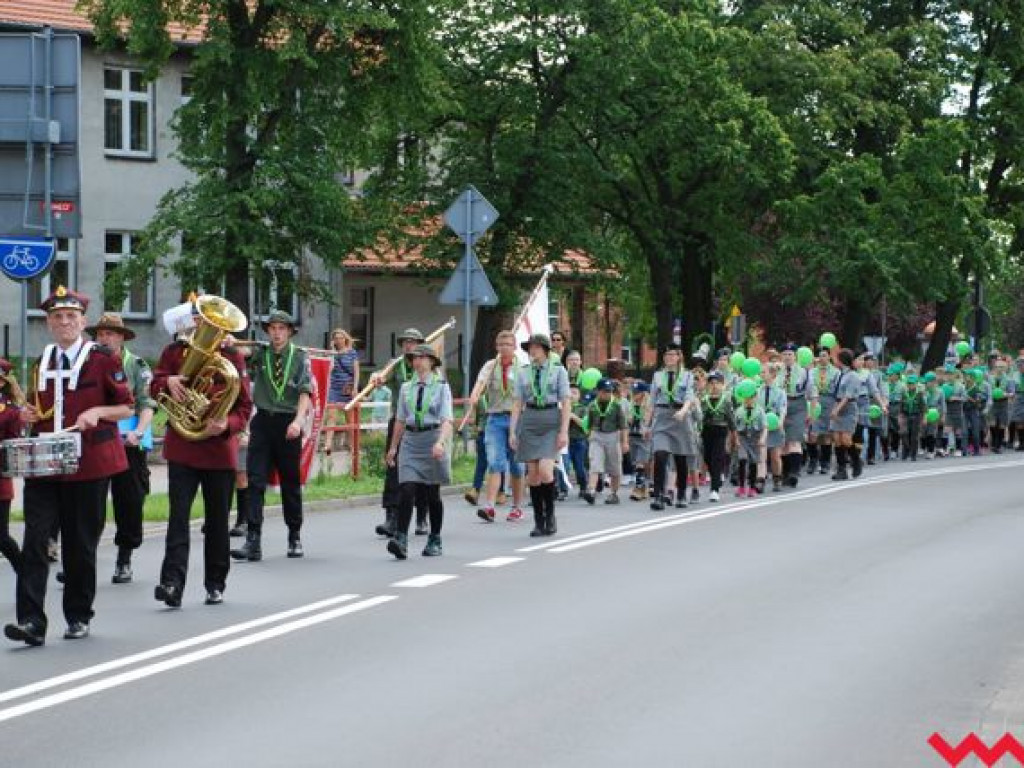 Uroczysty przemarsz skautów ulicami Wrześni