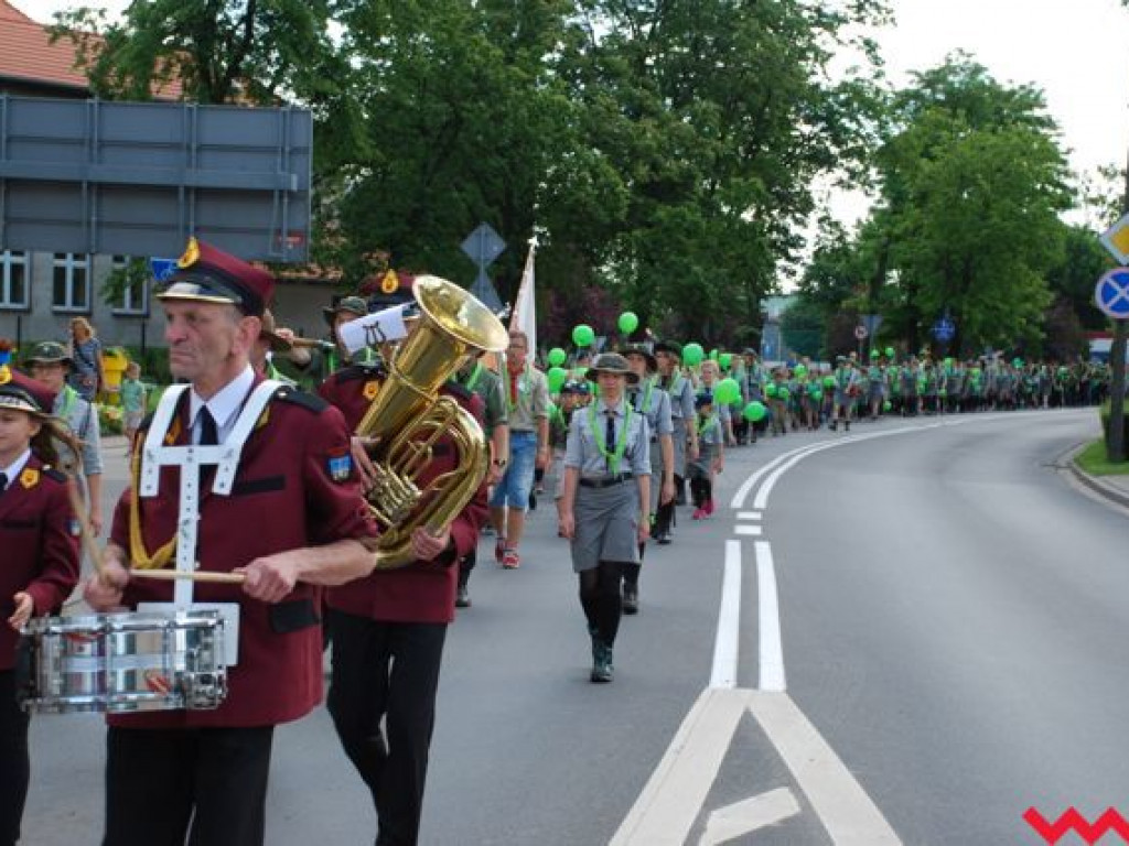 Uroczysty przemarsz skautów ulicami Wrześni