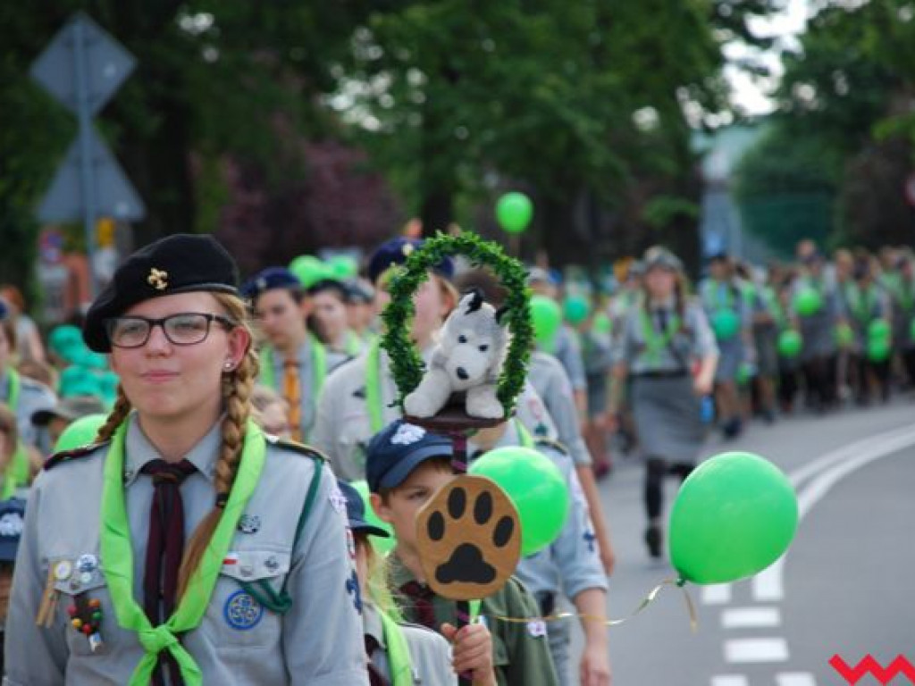 Uroczysty przemarsz skautów ulicami Wrześni
