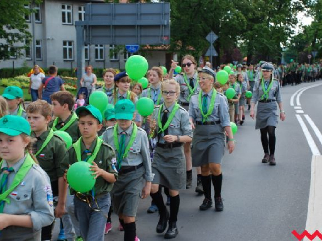 Uroczysty przemarsz skautów ulicami Wrześni