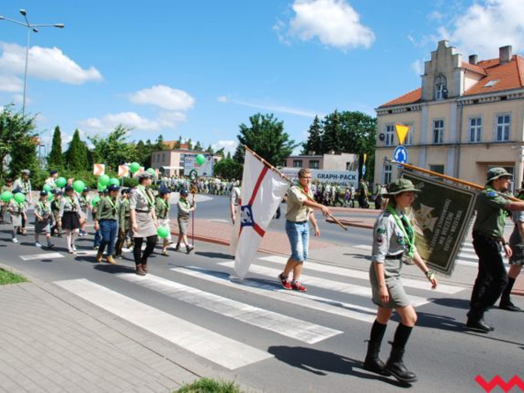 Uroczysty przemarsz skautów ulicami Wrześni