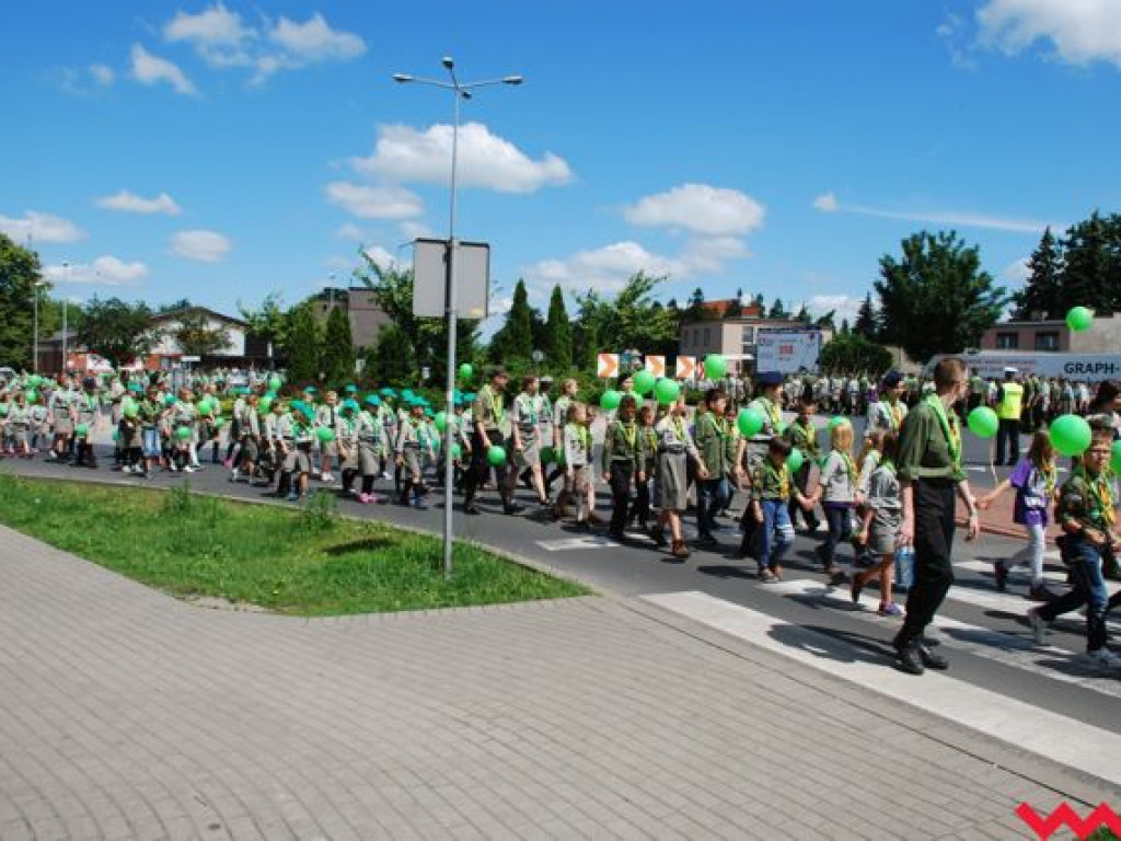 Uroczysty przemarsz skautów ulicami Wrześni