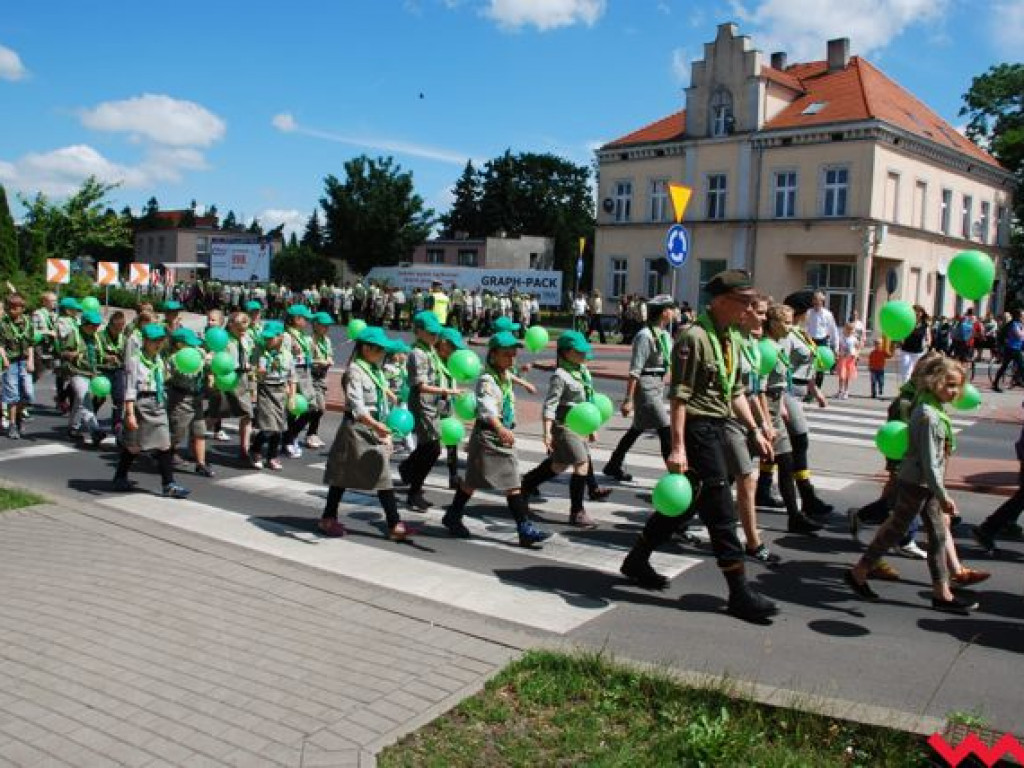 Uroczysty przemarsz skautów ulicami Wrześni