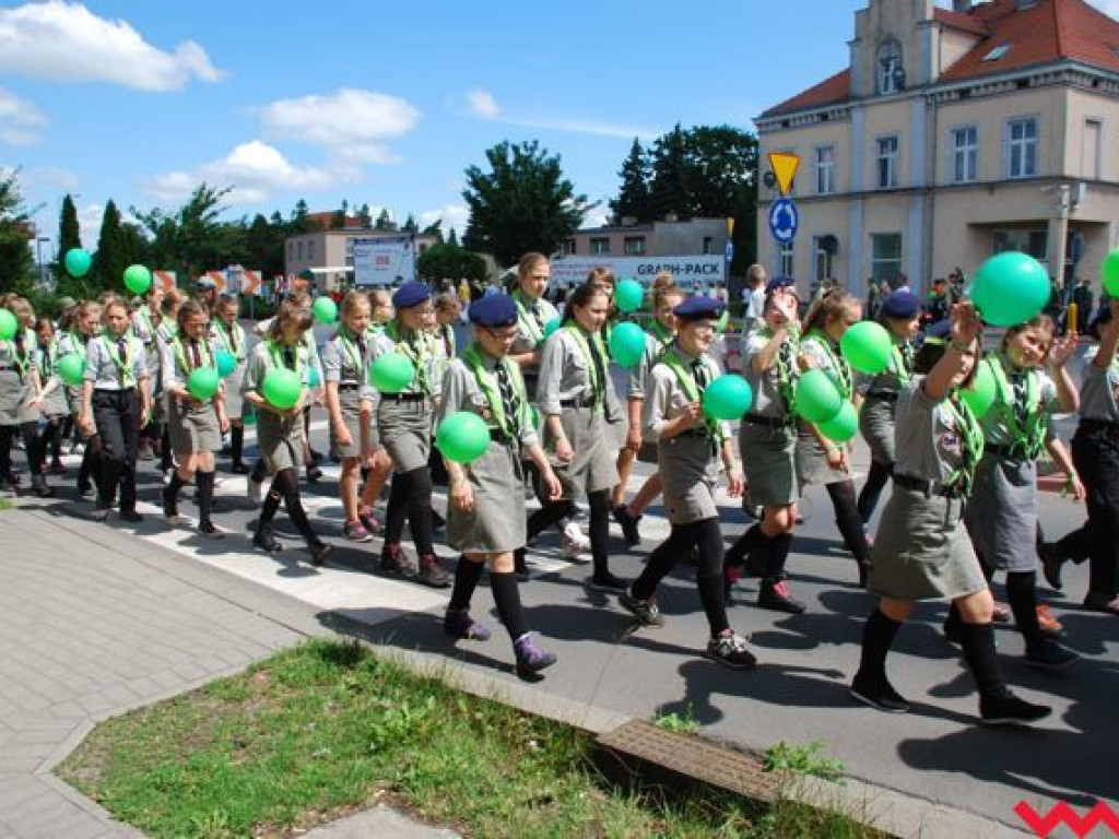 Uroczysty przemarsz skautów ulicami Wrześni