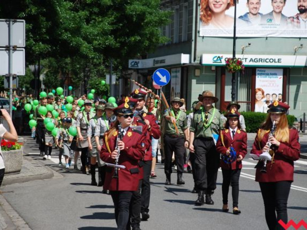 Uroczysty przemarsz skautów ulicami Wrześni