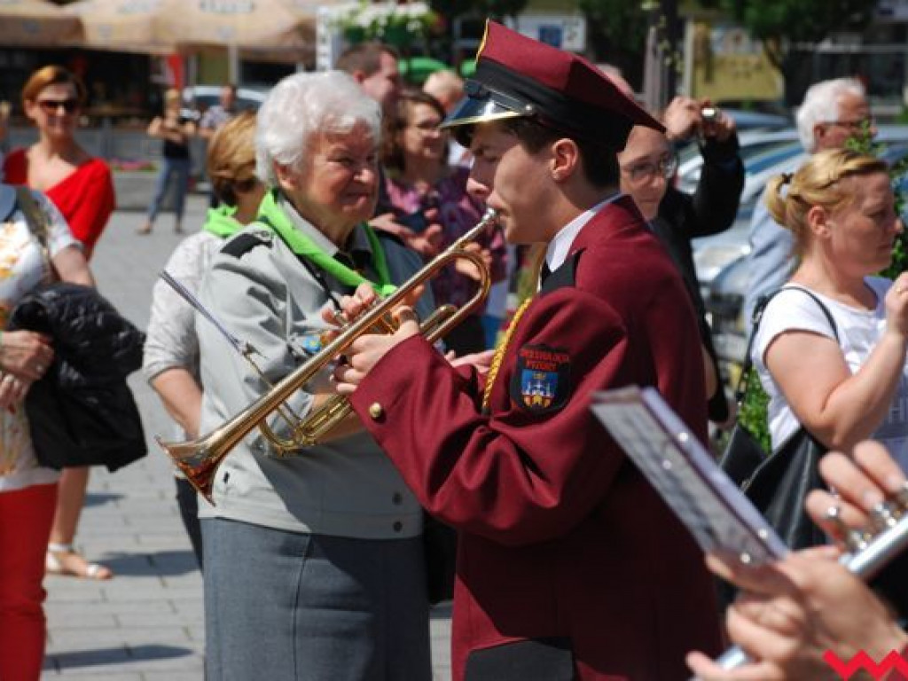 Uroczysty przemarsz skautów ulicami Wrześni