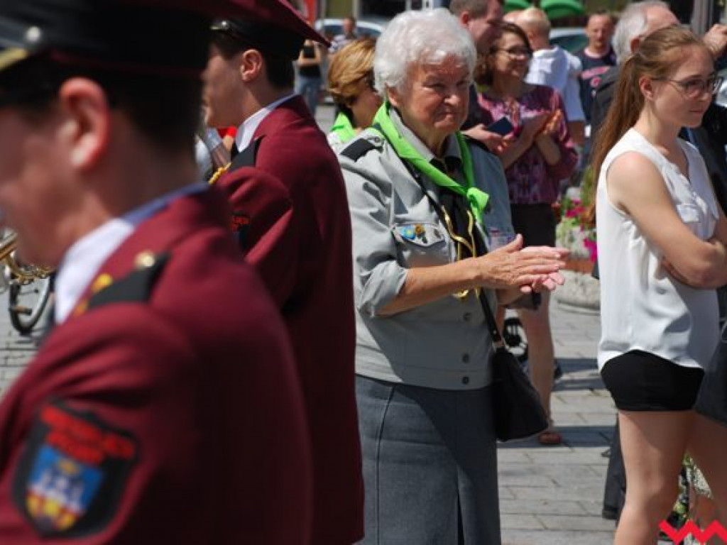 Uroczysty przemarsz skautów ulicami Wrześni