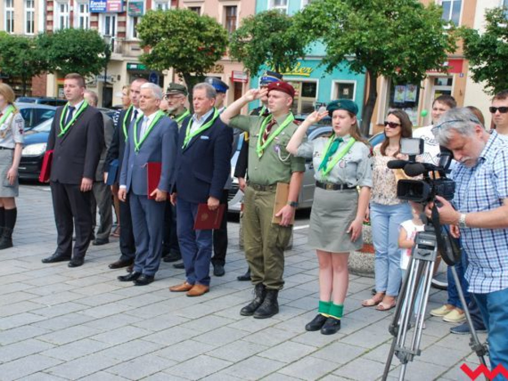 Uroczysty przemarsz skautów ulicami Wrześni