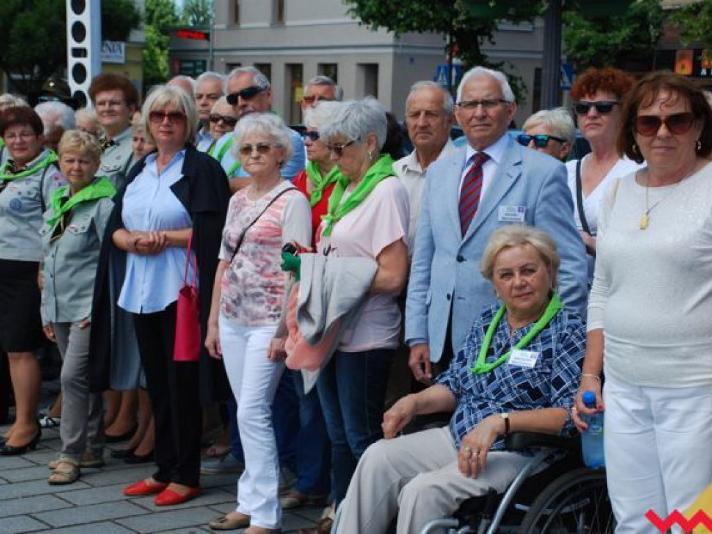 Uroczysty przemarsz skautów ulicami Wrześni