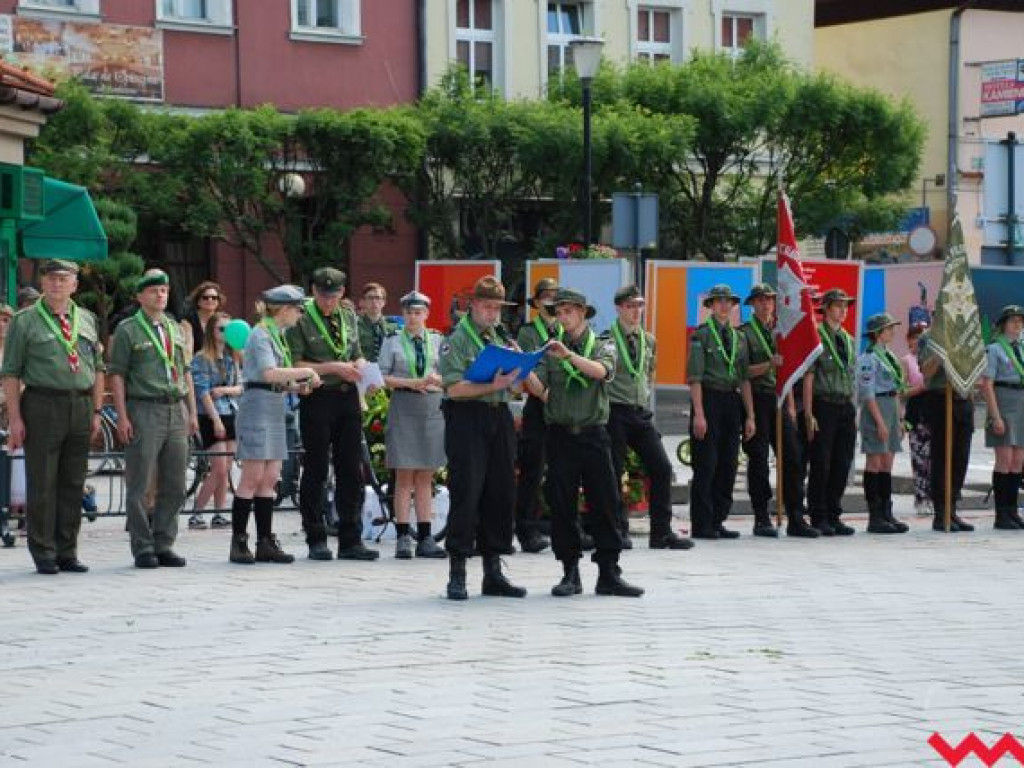 Uroczysty przemarsz skautów ulicami Wrześni