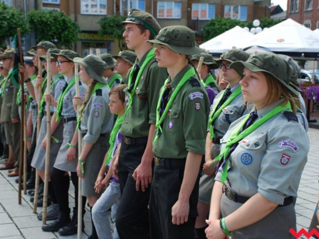 Uroczysty przemarsz skautów ulicami Wrześni
