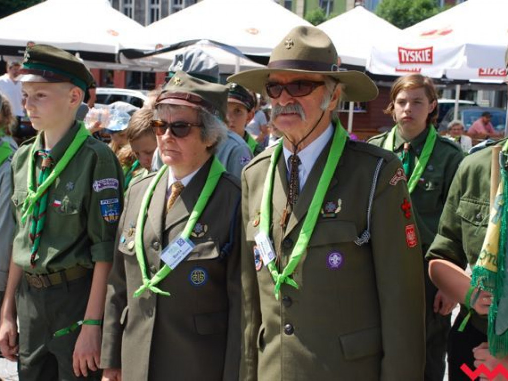 Uroczysty przemarsz skautów ulicami Wrześni
