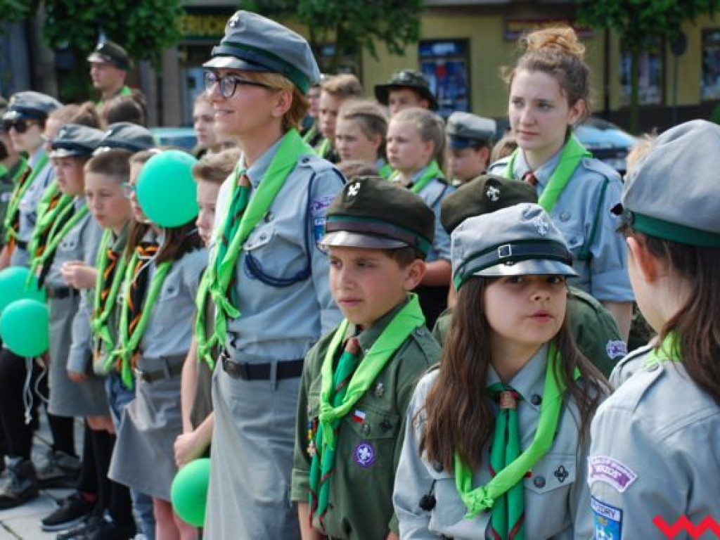 Uroczysty przemarsz skautów ulicami Wrześni
