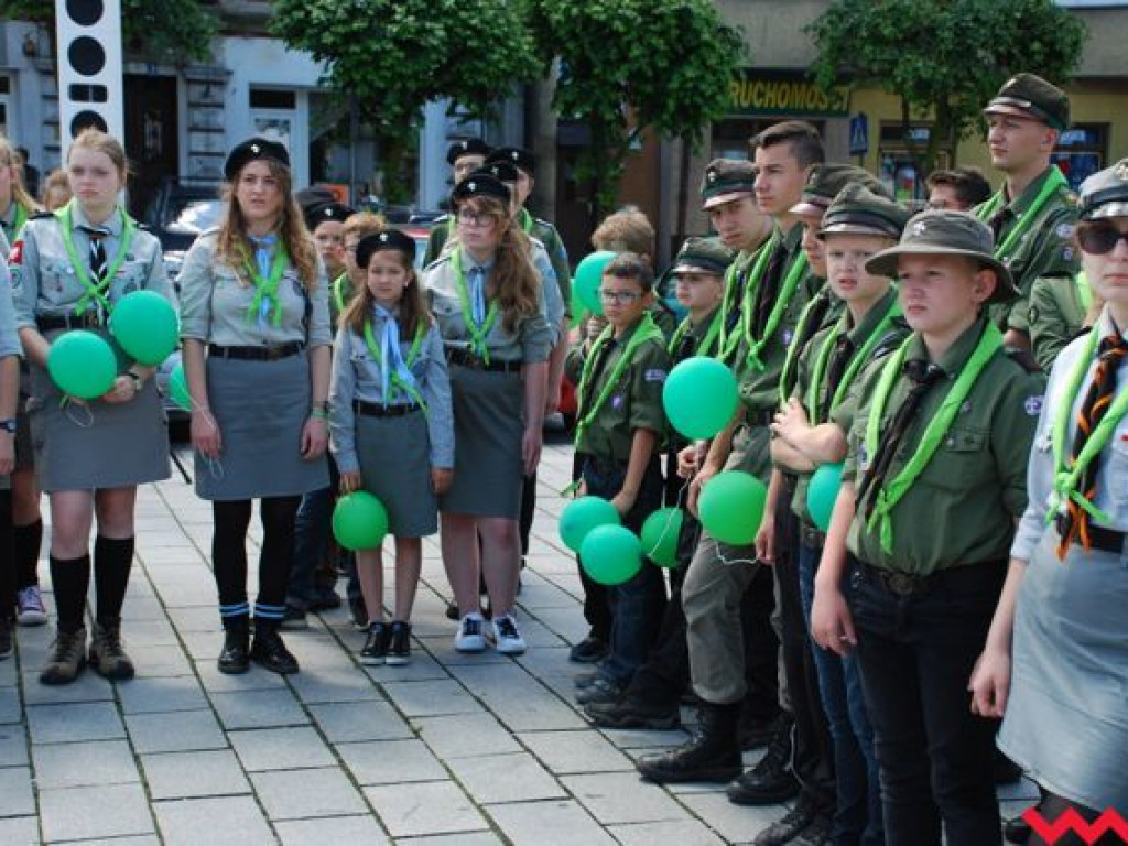Uroczysty przemarsz skautów ulicami Wrześni