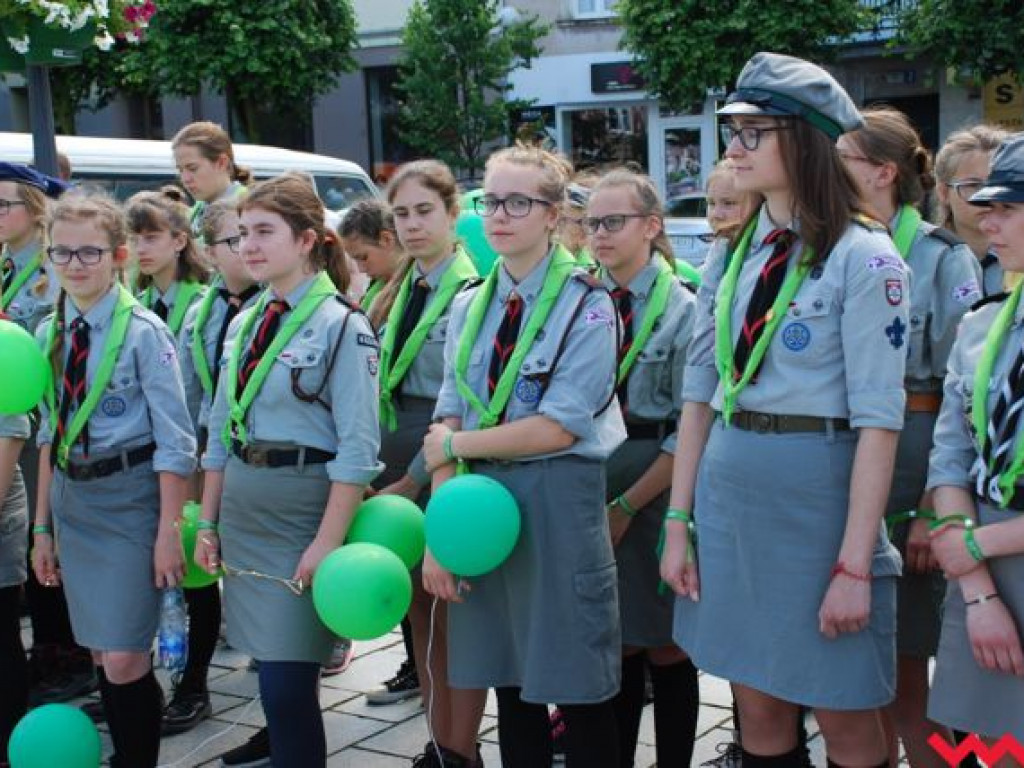 Uroczysty przemarsz skautów ulicami Wrześni