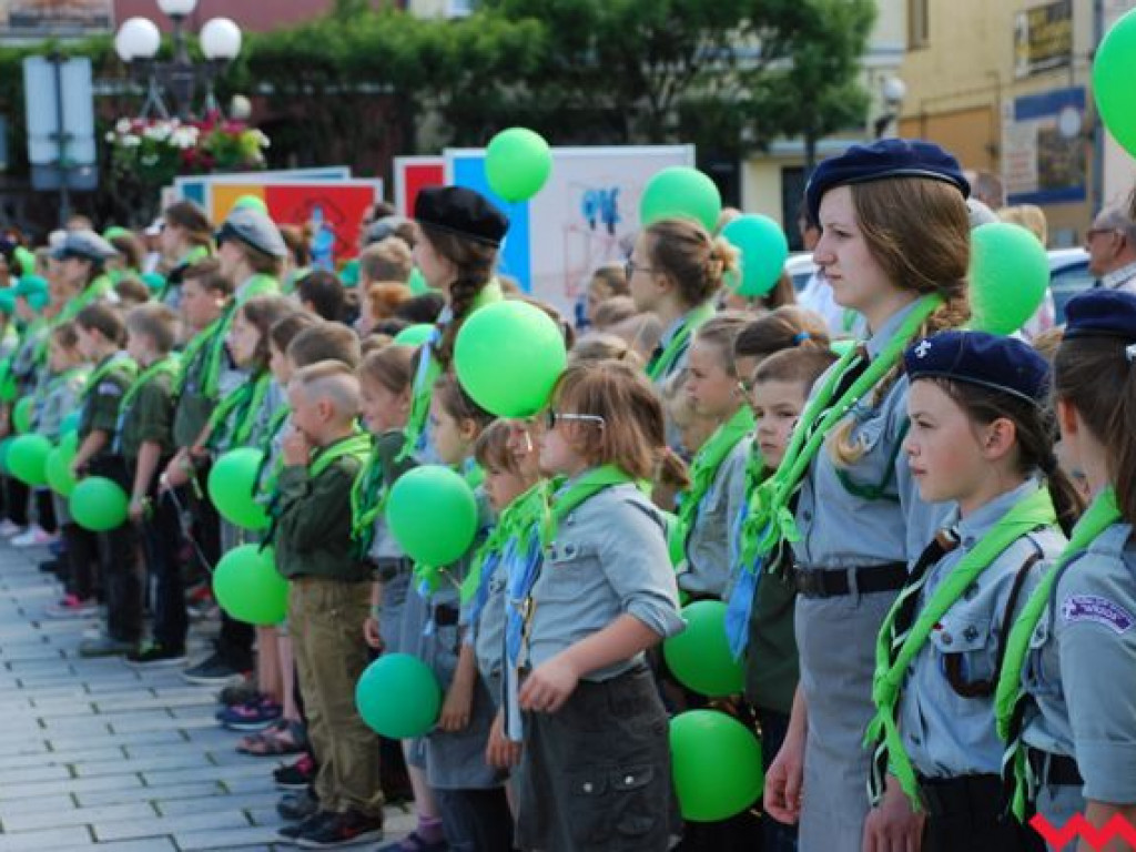 Uroczysty przemarsz skautów ulicami Wrześni
