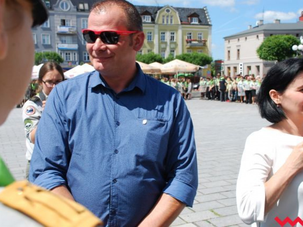 Uroczysty przemarsz skautów ulicami Wrześni