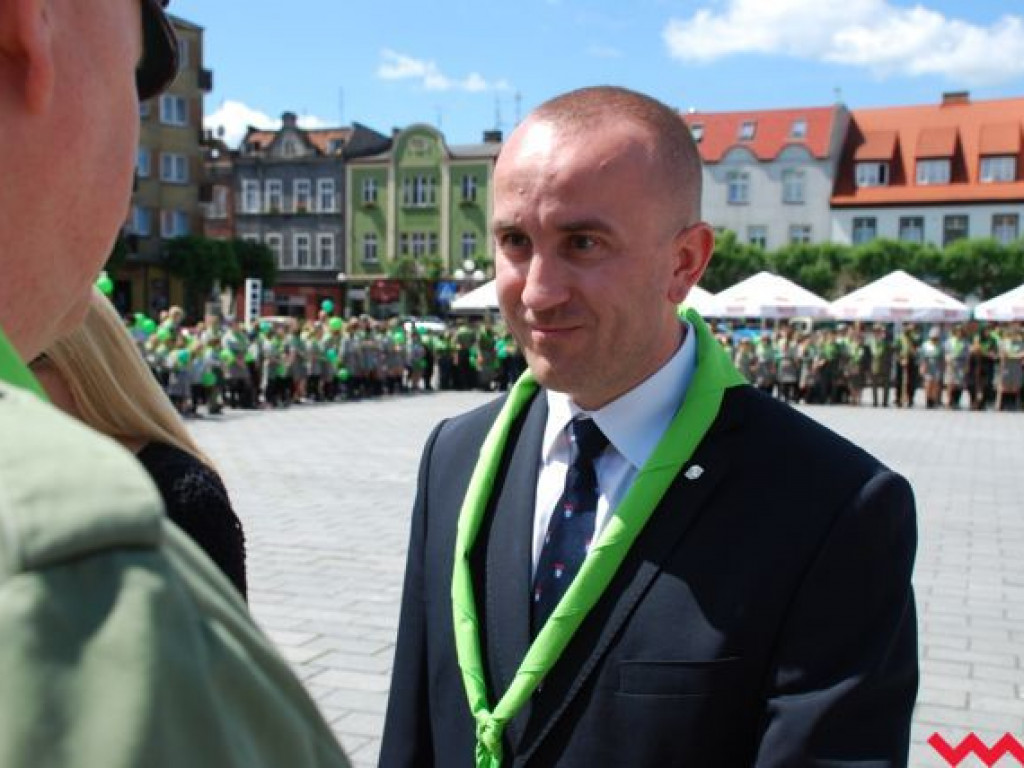 Uroczysty przemarsz skautów ulicami Wrześni