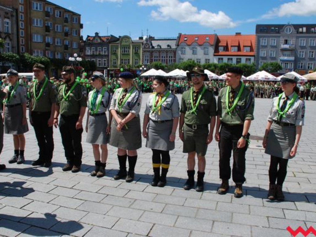 Uroczysty przemarsz skautów ulicami Wrześni