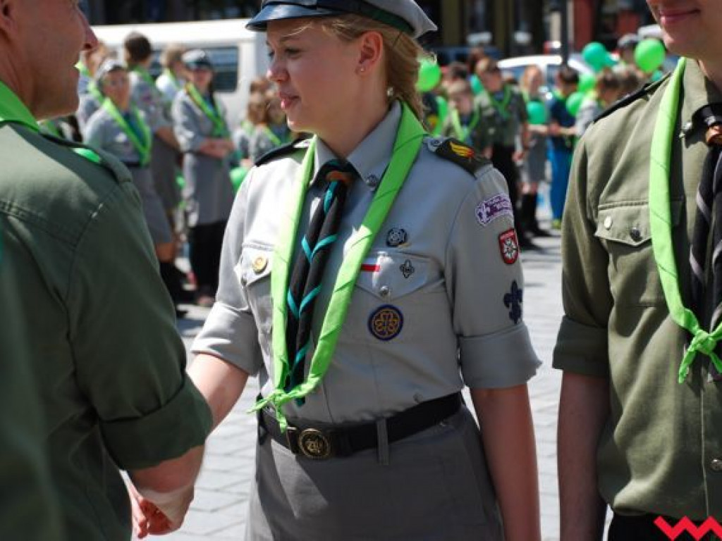 Uroczysty przemarsz skautów ulicami Wrześni