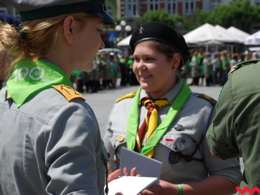 Uroczysty przemarsz skautów ulicami Wrześni