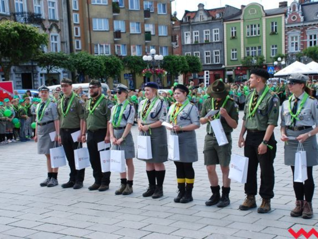 Uroczysty przemarsz skautów ulicami Wrześni