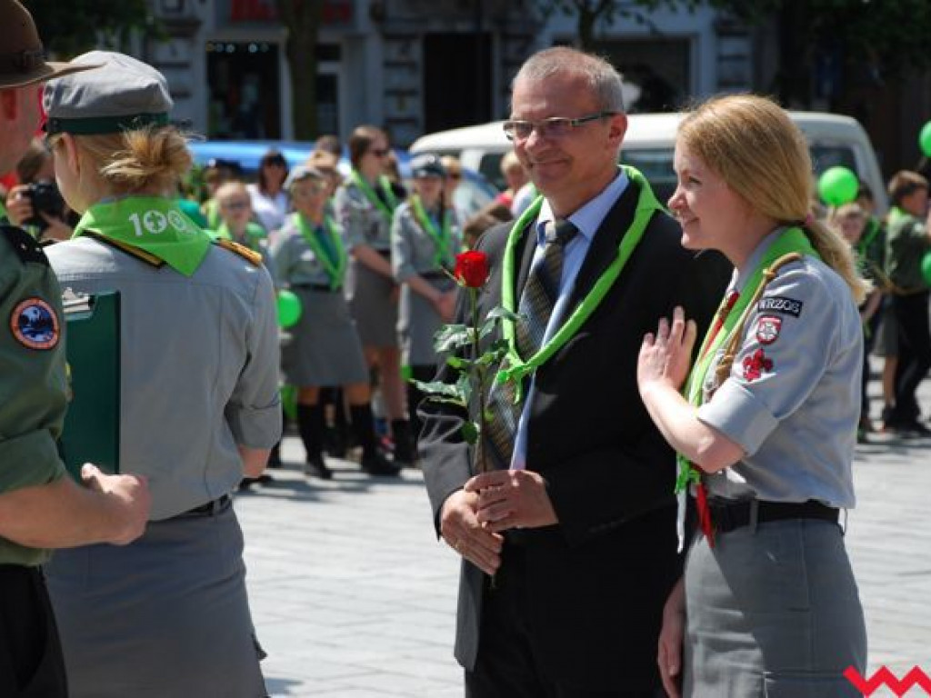 Uroczysty przemarsz skautów ulicami Wrześni