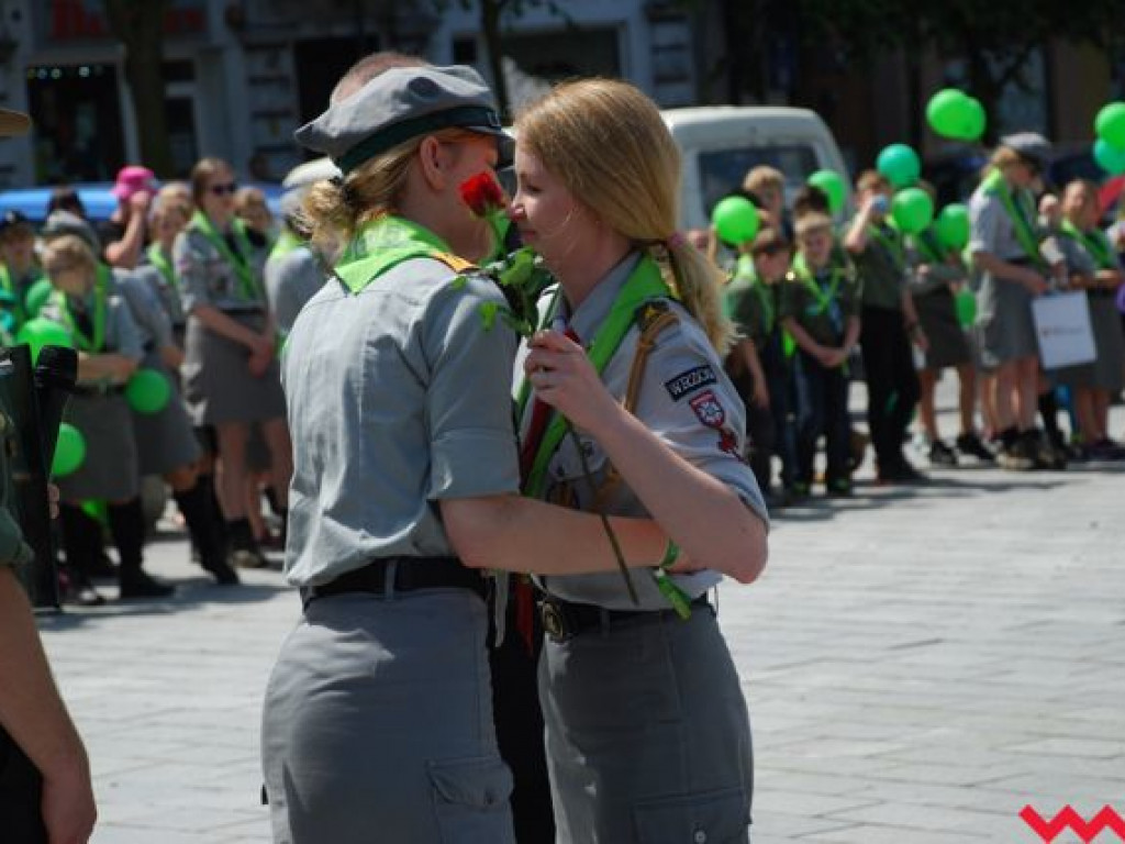 Uroczysty przemarsz skautów ulicami Wrześni