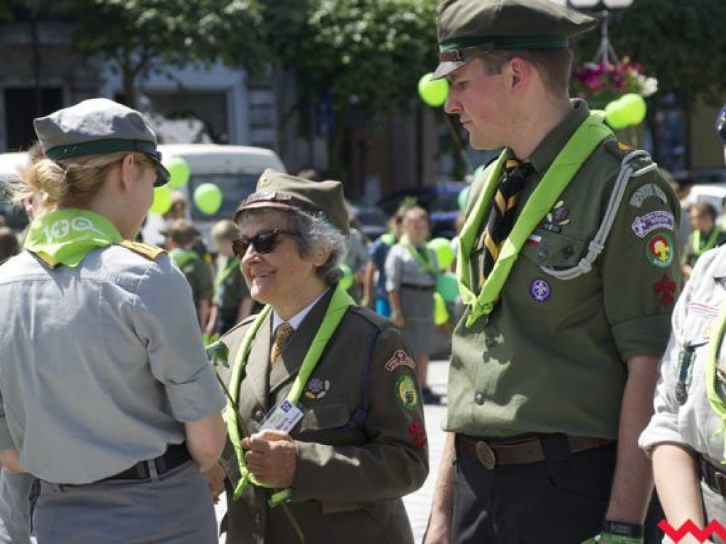 Uroczysty przemarsz skautów ulicami Wrześni