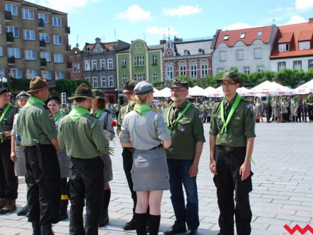 Uroczysty przemarsz skautów ulicami Wrześni