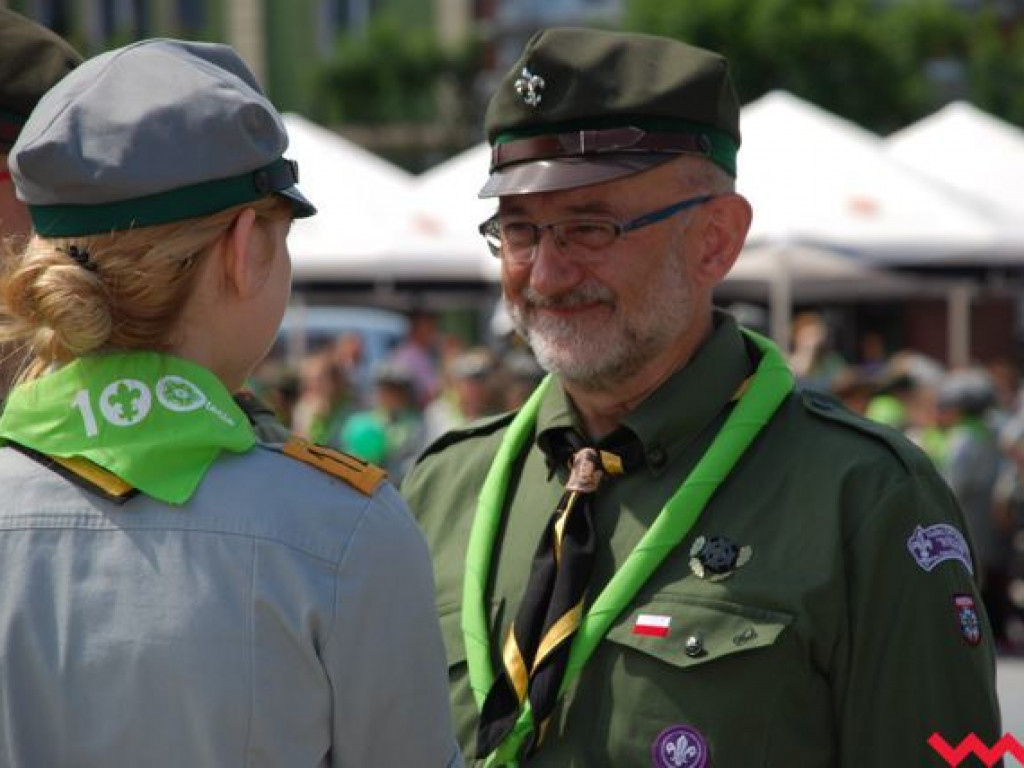 Uroczysty przemarsz skautów ulicami Wrześni