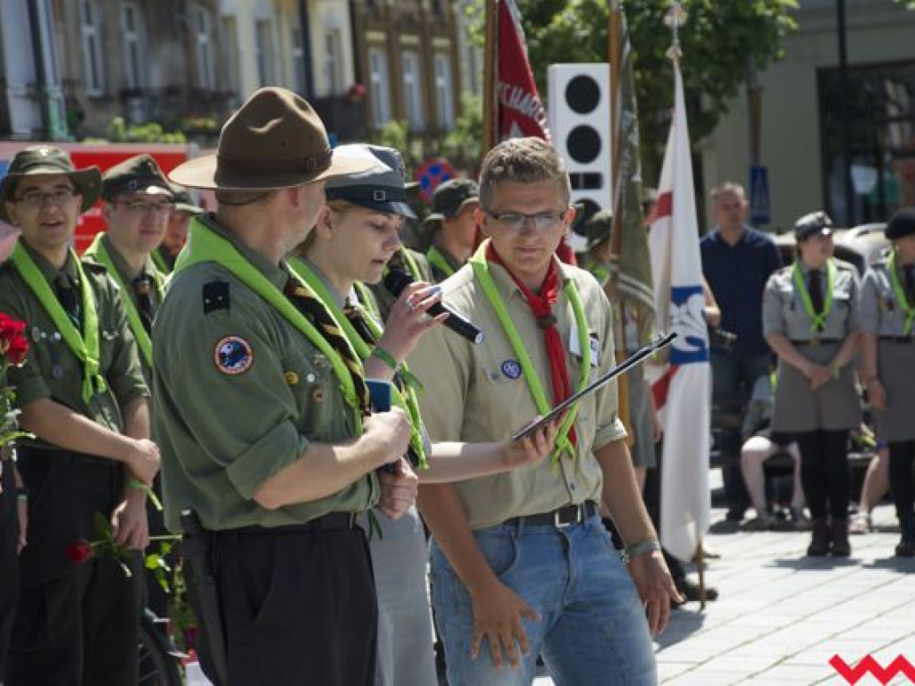 Uroczysty przemarsz skautów ulicami Wrześni