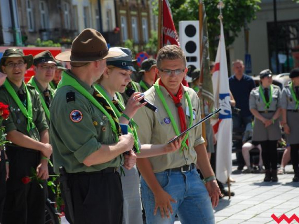 Uroczysty przemarsz skautów ulicami Wrześni