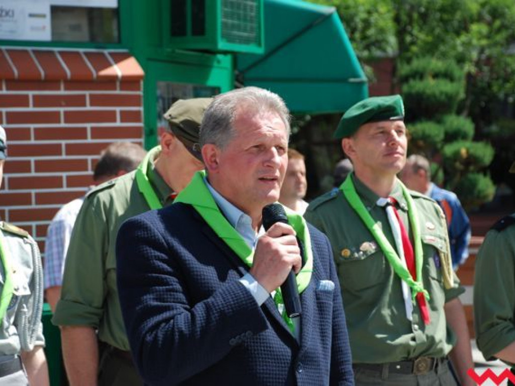 Uroczysty przemarsz skautów ulicami Wrześni