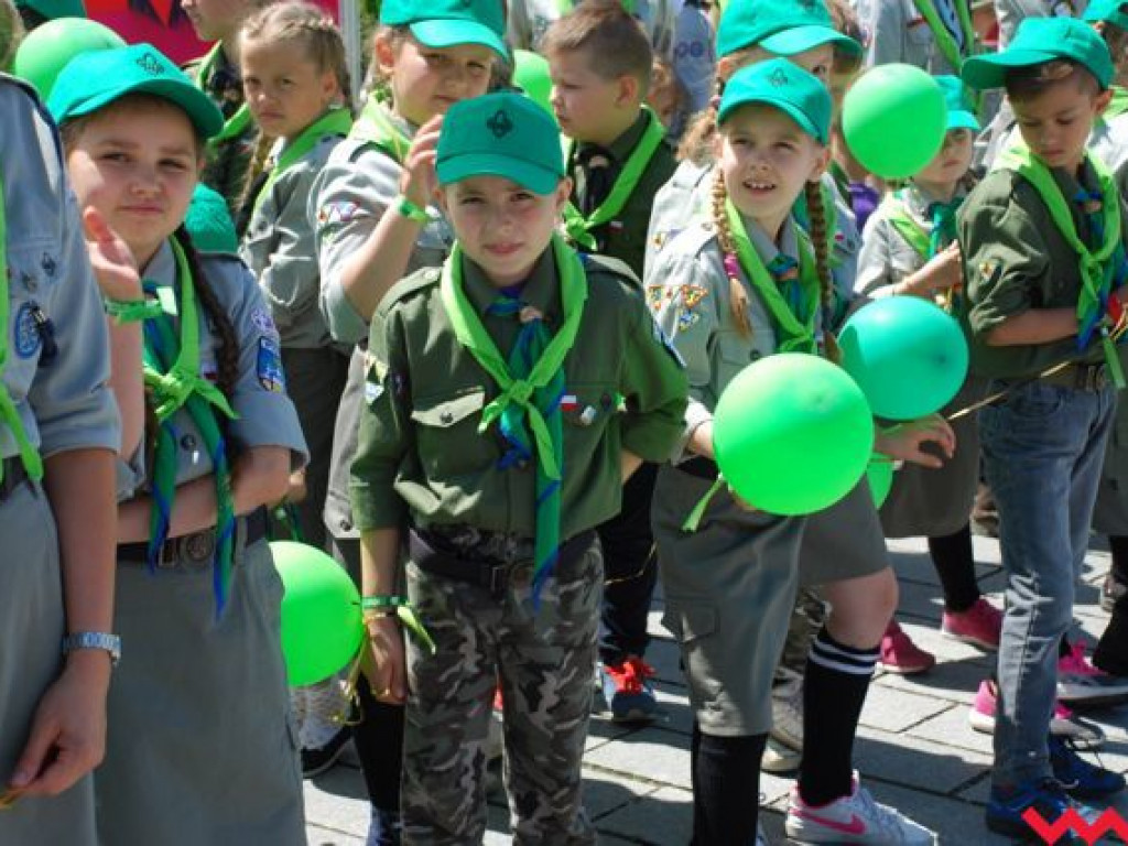 Uroczysty przemarsz skautów ulicami Wrześni