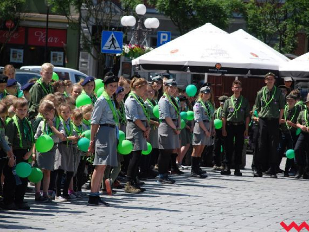 Uroczysty przemarsz skautów ulicami Wrześni