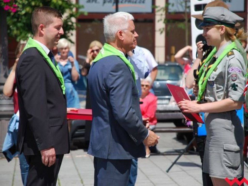 Uroczysty przemarsz skautów ulicami Wrześni