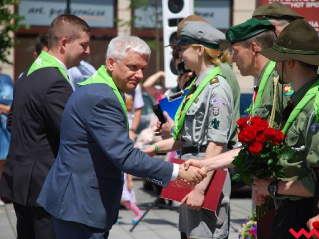 Uroczysty przemarsz skautów ulicami Wrześni