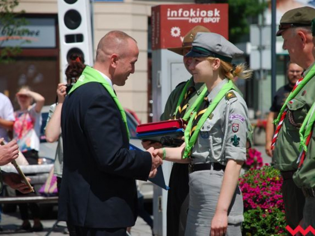 Uroczysty przemarsz skautów ulicami Wrześni