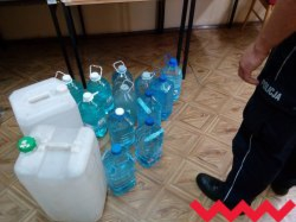Nielegalny alkohol, tytoń i papierosy ujawniono na jednej z posesji w Pyzdrach