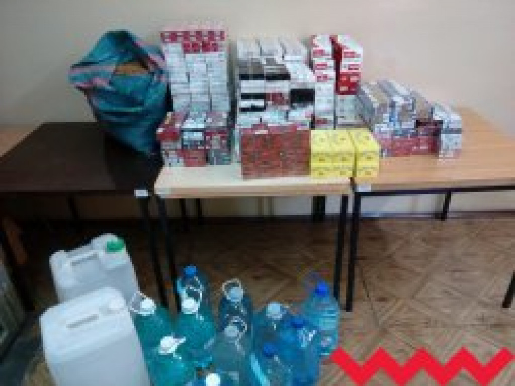 Nielegalny alkohol, tytoń i papierosy ujawniono na jednej z posesji w Pyzdrach
