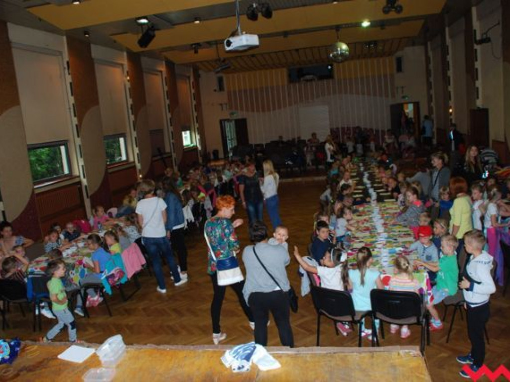 Kolorowe warsztaty malowania piaskiem przyciągnęły dziś do WOK-u mnóstwo dzieci