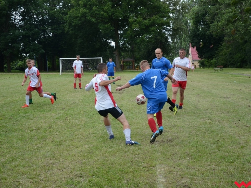 LZS Białężyce na czele wiejskiej ligi piłki nożnej. Za nim LZS Sędziwojewo