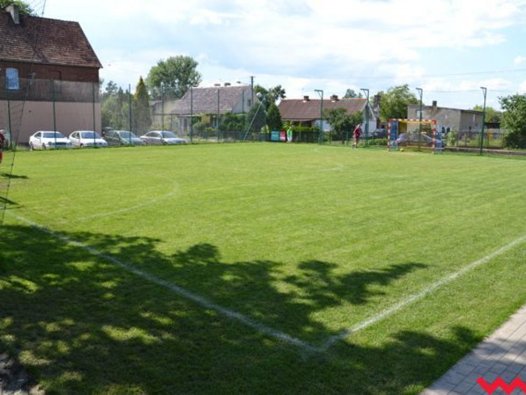 Nie będą już grać na drodze. Mają wymarzone boisko