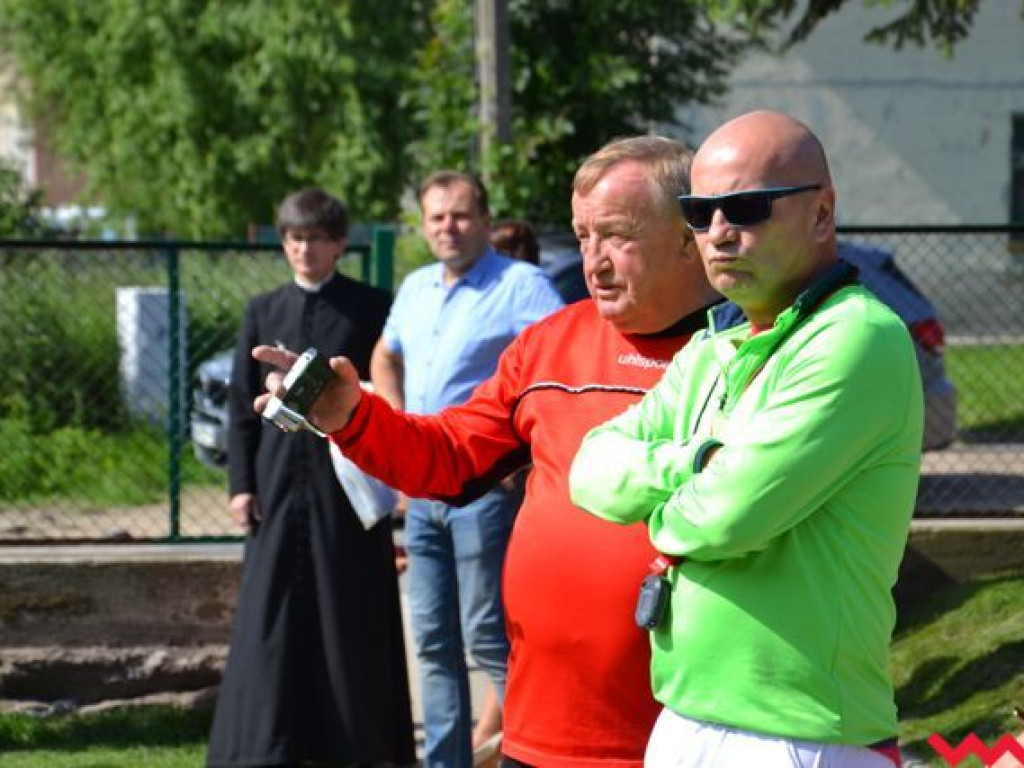 Nie będą już grać na drodze. Mają wymarzone boisko