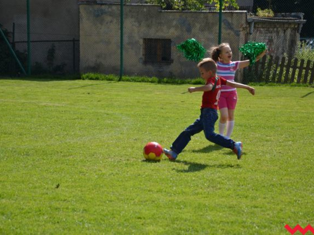 Nie będą już grać na drodze. Mają wymarzone boisko
