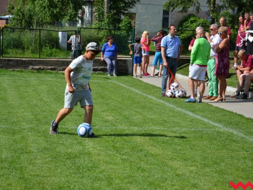 Nie będą już grać na drodze. Mają wymarzone boisko