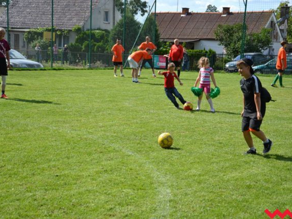 Nie będą już grać na drodze. Mają wymarzone boisko