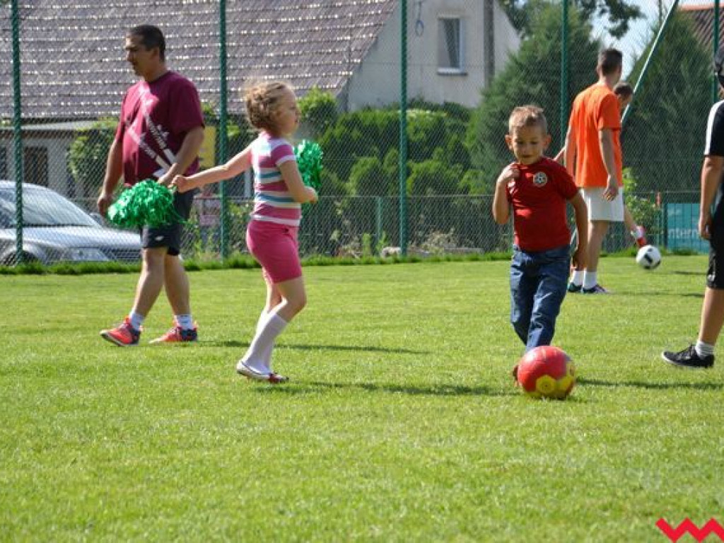 Nie będą już grać na drodze. Mają wymarzone boisko